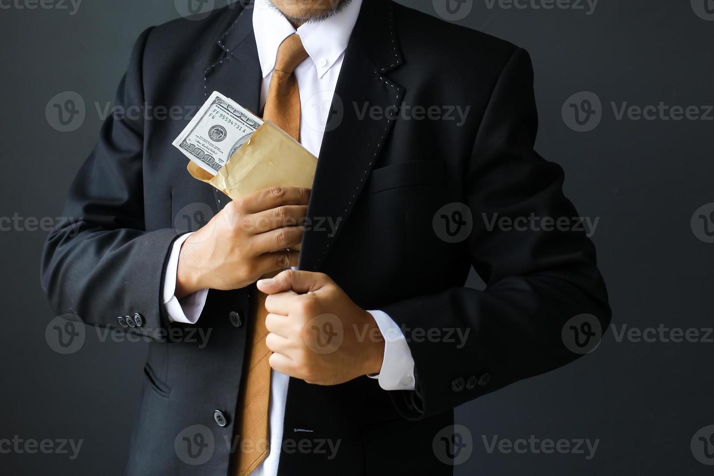 conceito de corrupção, lucro financeiro, fiança, crime, suborno, fraude, pacote de licitação de leilão de dinheiro em dólar na mão foto