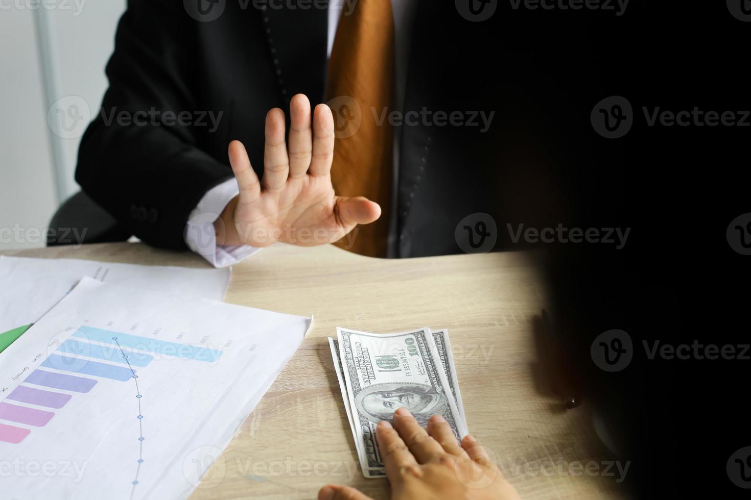 corrupção e suborno, gerente de negócios se recusando a receber notas de dinheiro para negociar contrato foto