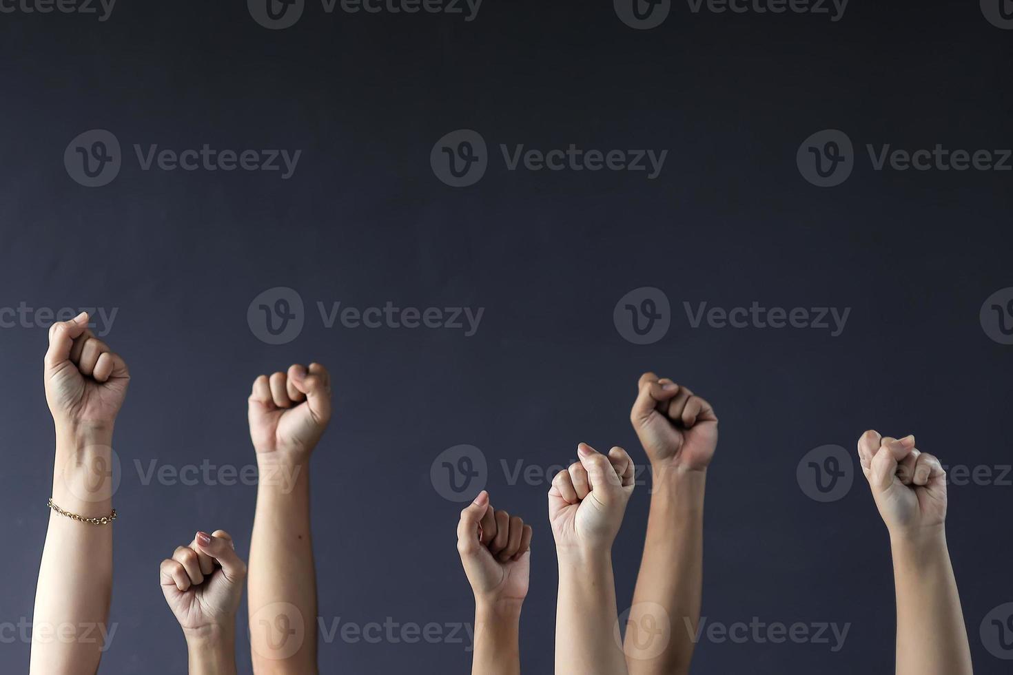 punhos para cima para direitos humanos e fundo de conceito de democracia foto