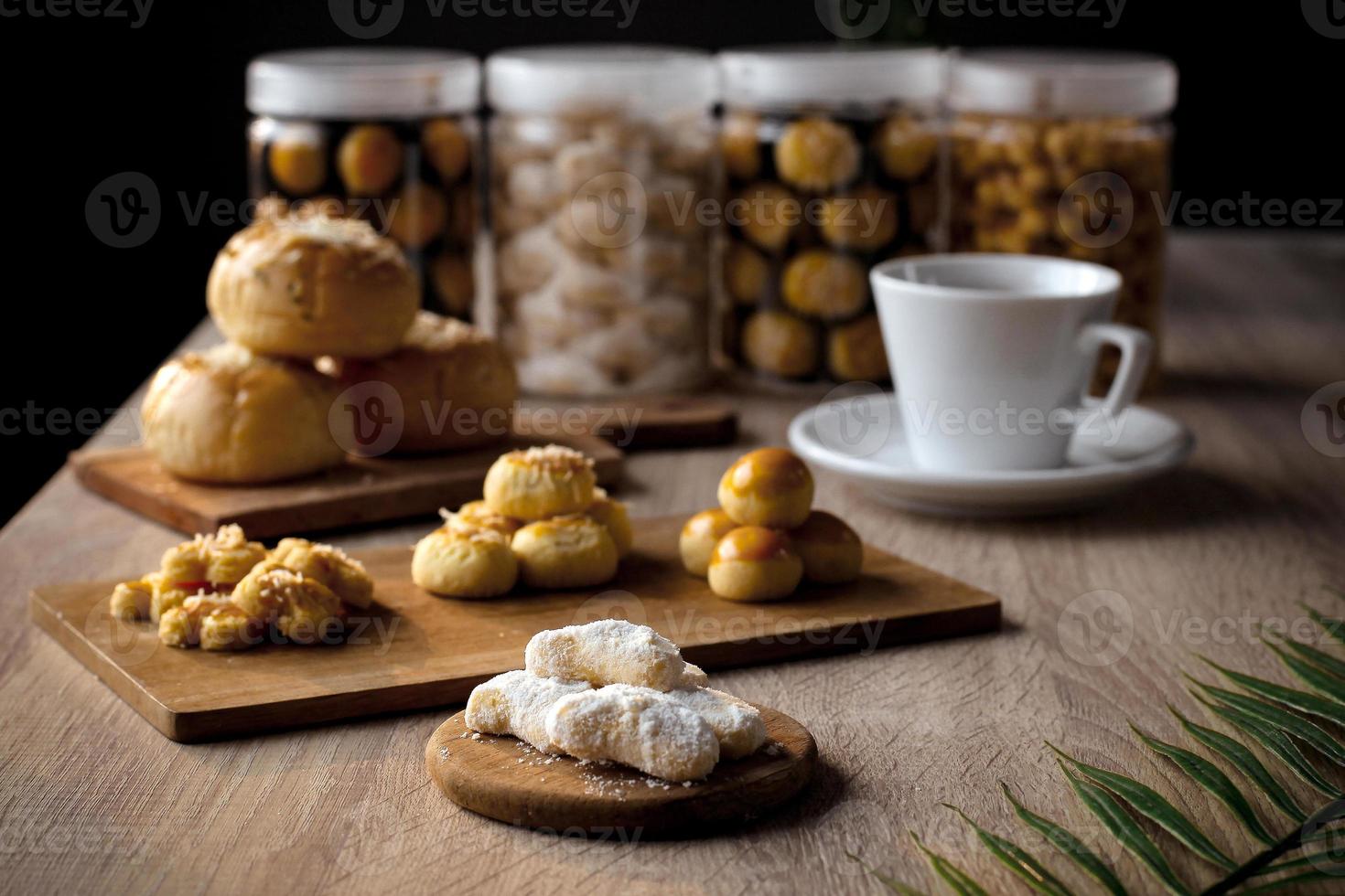 biscoitos indonésios variados servidos na mesa de madeira foto