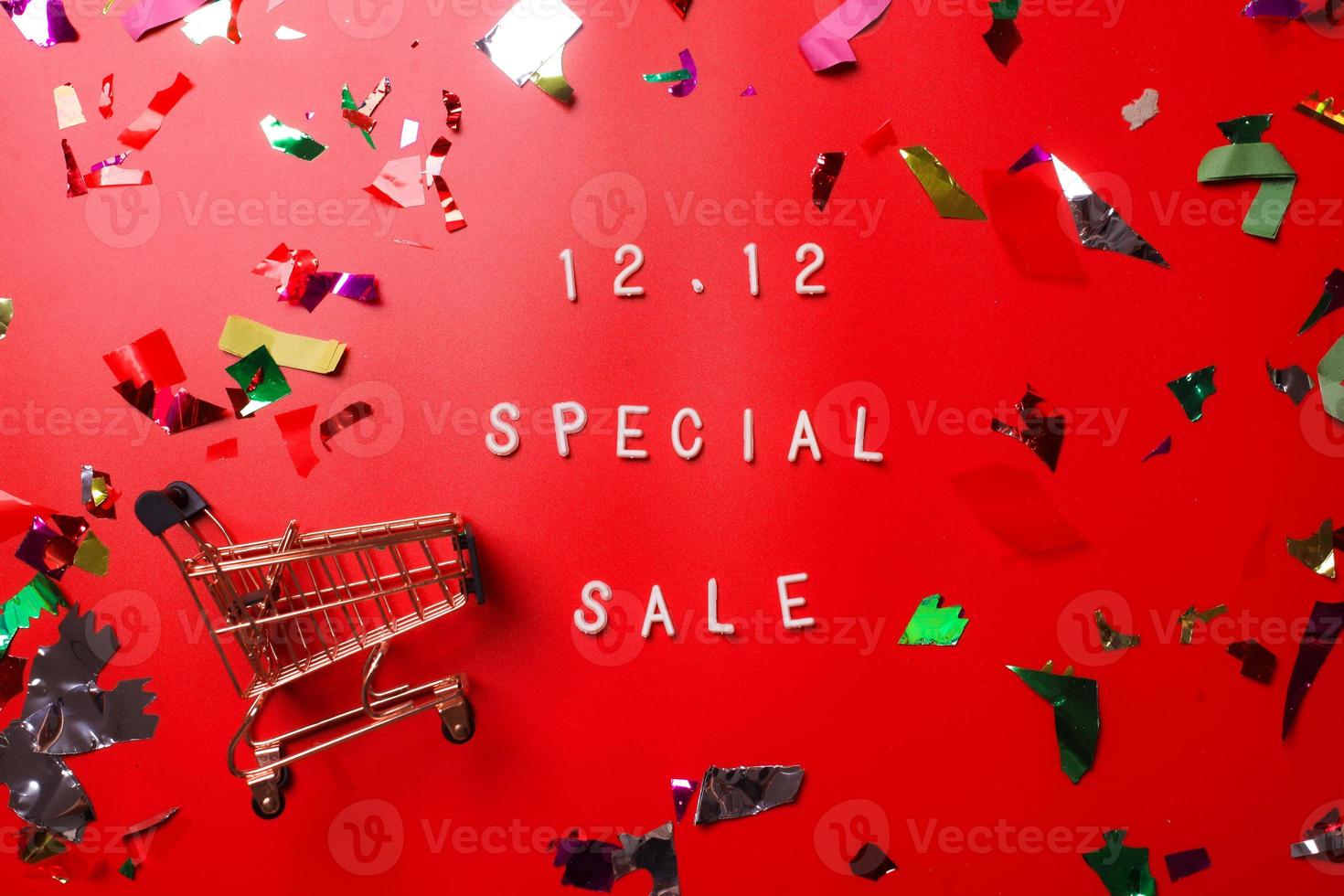 12.12 dias de compras super venda conceito plano leigo em fundo vermelho foto