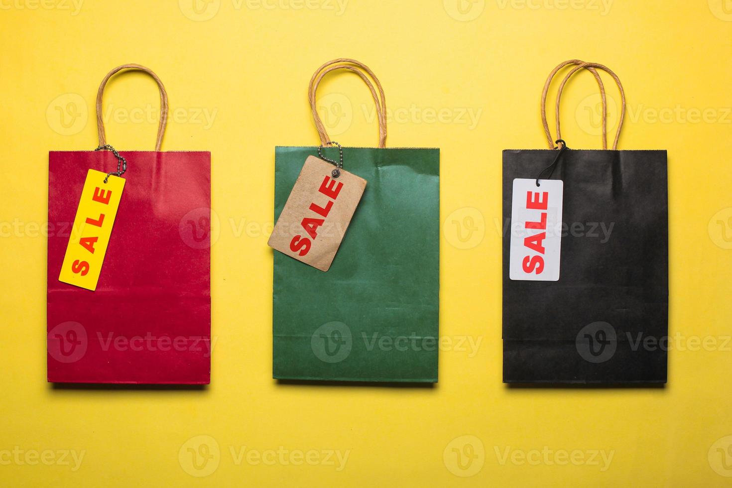 saco de compras com etiqueta de promoção de venda para fundo de venda de compras foto