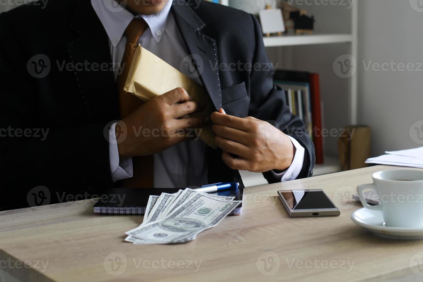 conceito de corrupção, lucro financeiro, fiança, crime, suborno, fraude, pacote de licitação de leilão de dinheiro em dólar na mão foto
