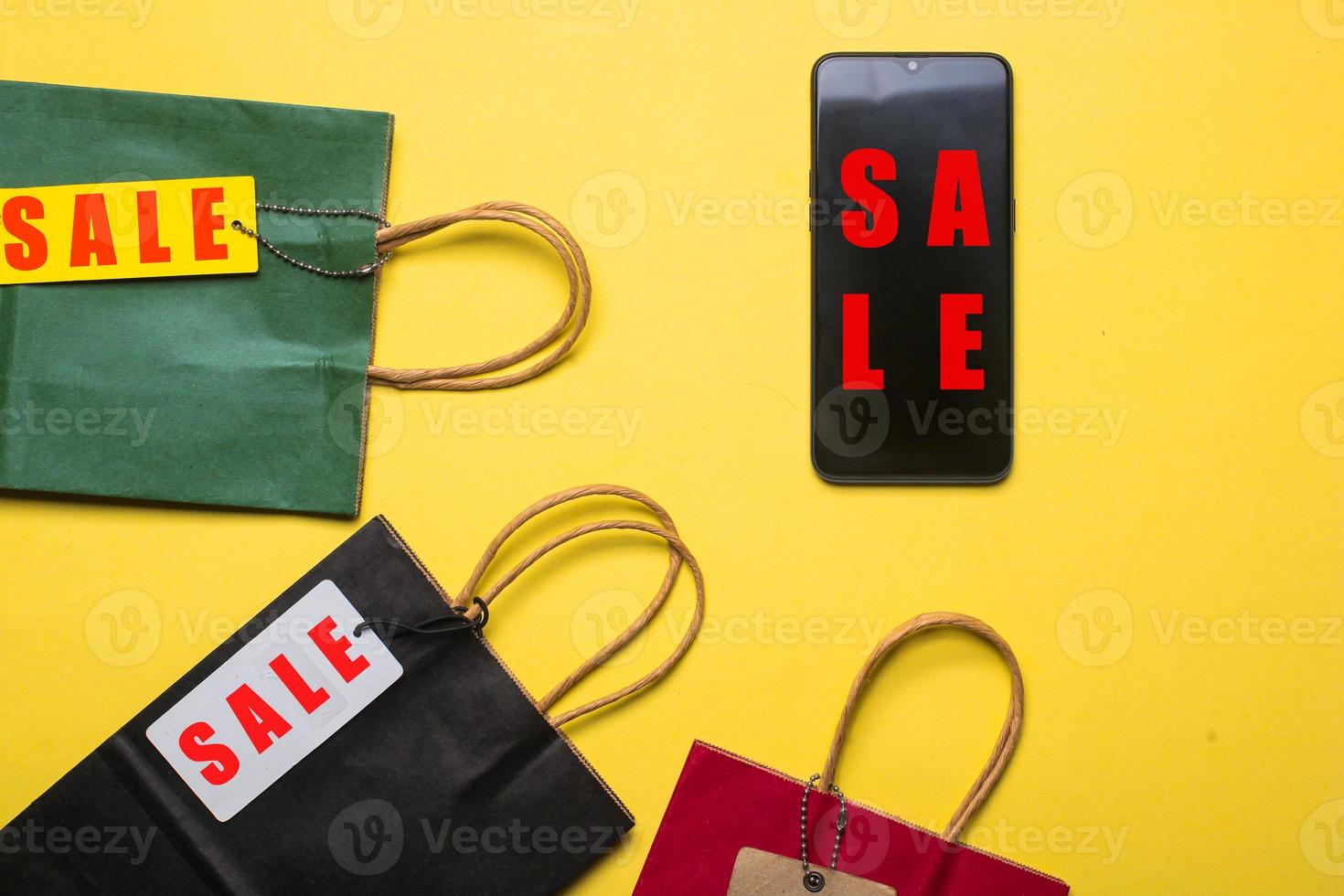 promoção de venda de compras em fundo amarelo foto