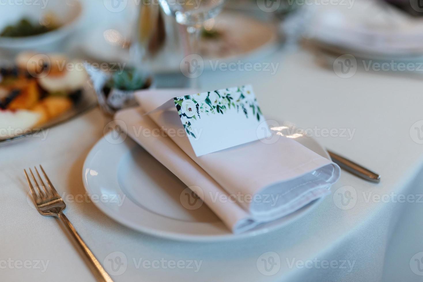 salão de banquetes para casamentos com elementos decorativos foto