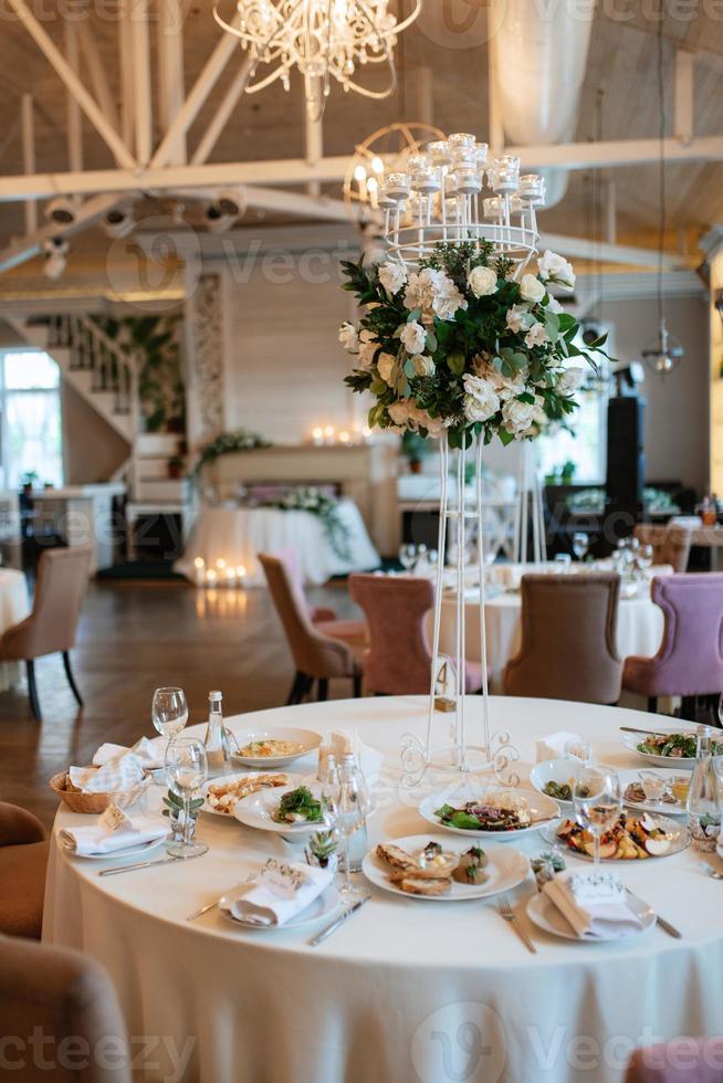 salão de banquetes para casamentos com elementos decorativos foto