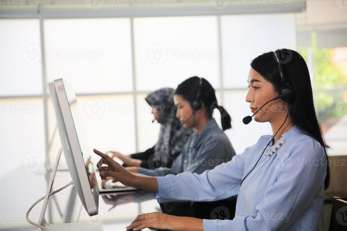 conceito de equipe de serviço. venda de operadora ou contact center no escritório, call center de pessoas de informação, escritório de suporte de vendas de equipe profissional de qualidade. empresa representante do ambiente de trabalho. foto