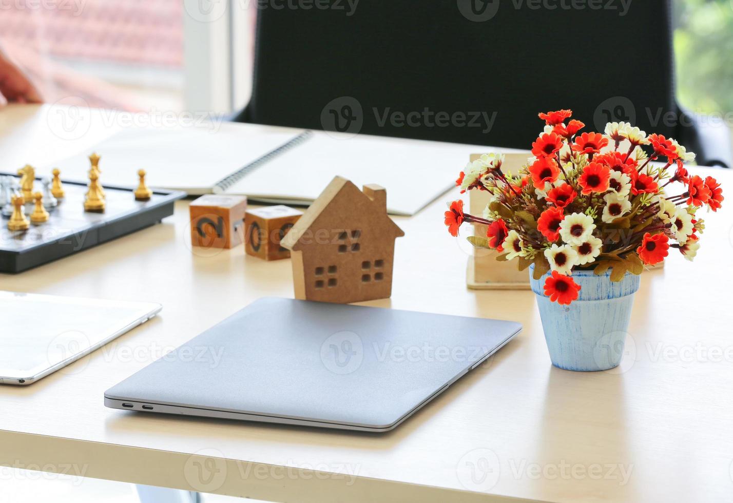 close-up da casa modelo na mesa de madeira para o conceito de imobiliário e empréstimo foto