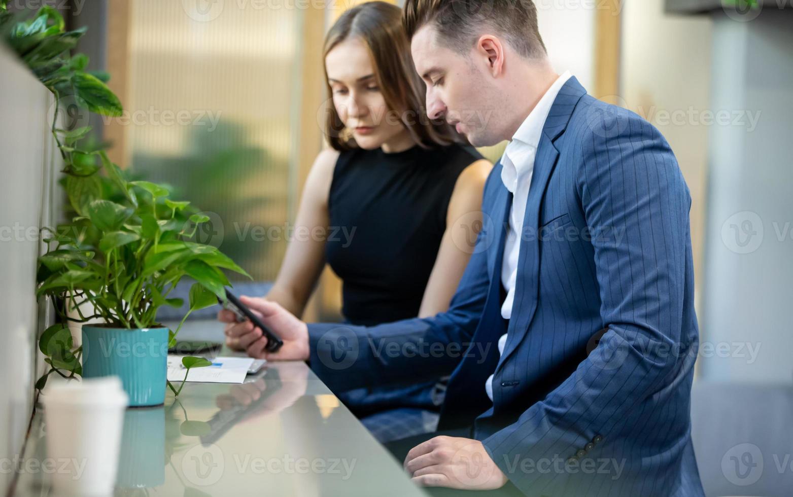 equipe de negócios jovem trabalhando juntos no escritório. gerente apontando para um gráfico e explicando a análise sobre estratégias de negócios. foto