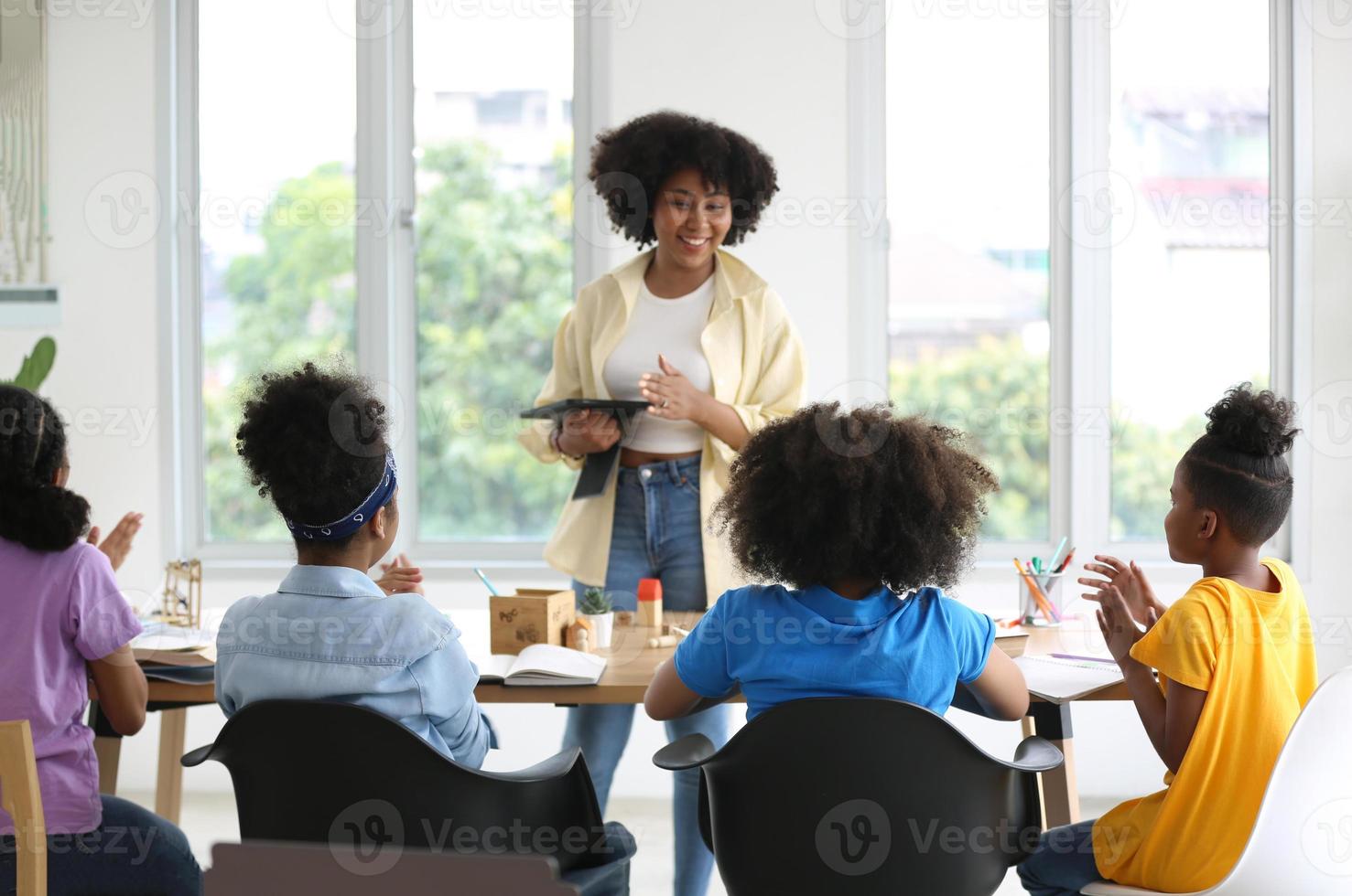 crianças afro-americanas estudam com amigos na aula. foto