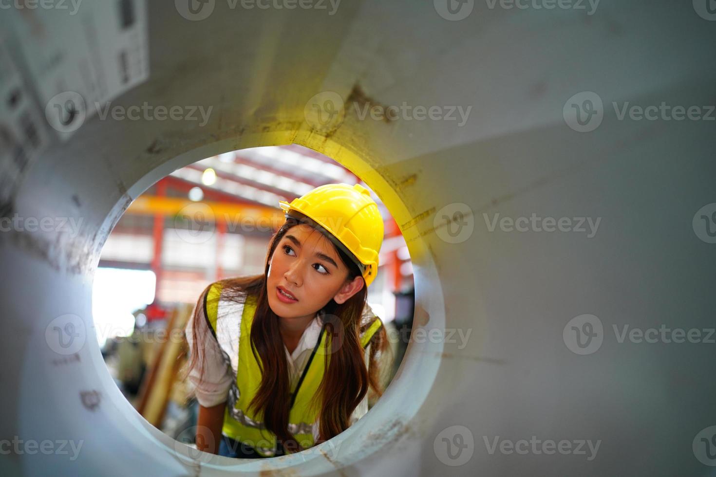 capataz de trabalhadora ou trabalhadora trabalha no local da fábrica, verifique a máquina ou os produtos no local. engenheiro ou técnico verificando material ou máquina na planta. industriais e fabris. foto