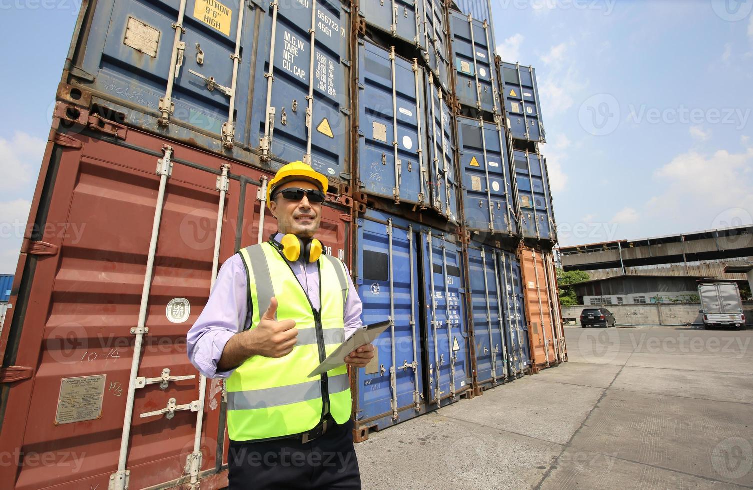 controle de capataz caixa de contêineres de carga do navio de carga para exportação de importação. foto