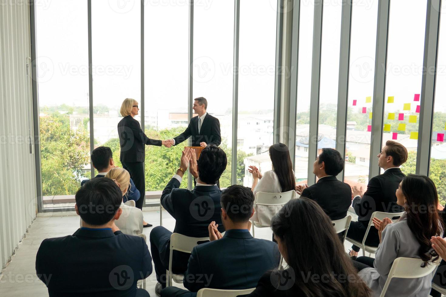 grupo de empresários colaborando no escritório ou empresários multiétnicos em reunião. foto