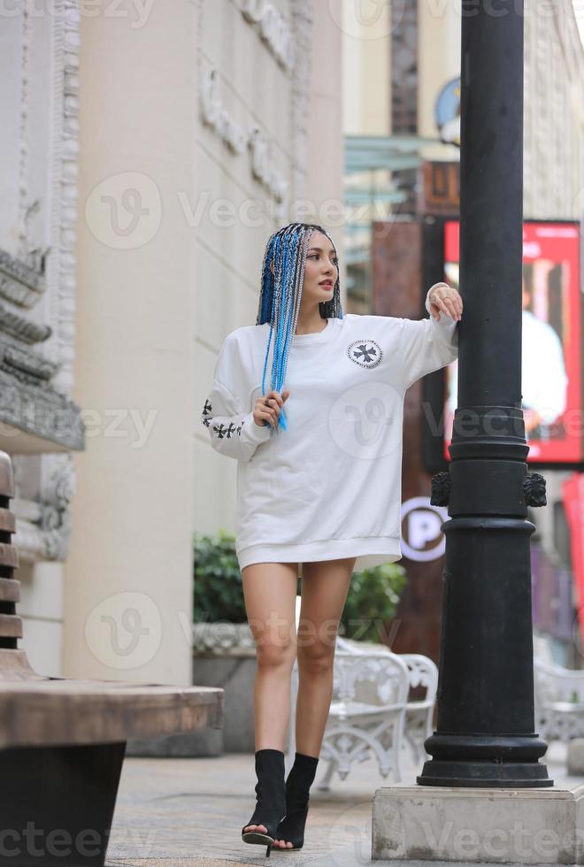 retrato de jovem com cabelo azul, adolescente em pé na rua como vida urbana. foto