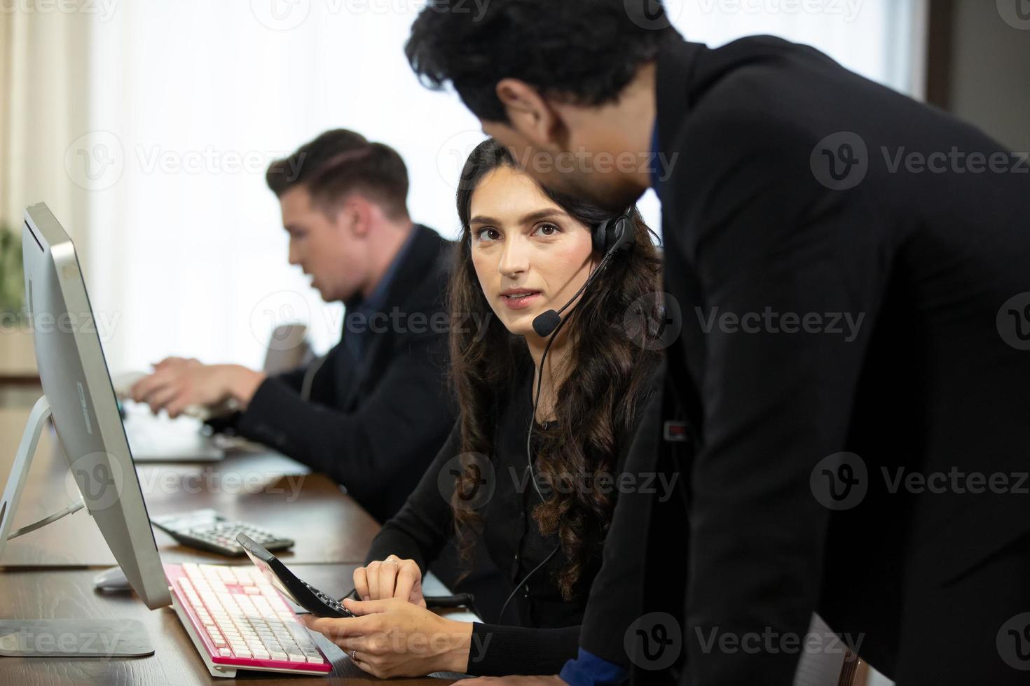 conceito de equipe de serviço. venda de operadora ou contact center no escritório, call center de pessoas de informação, escritório de suporte de vendas de equipe profissional de qualidade. empresa representante do ambiente de trabalho. foto