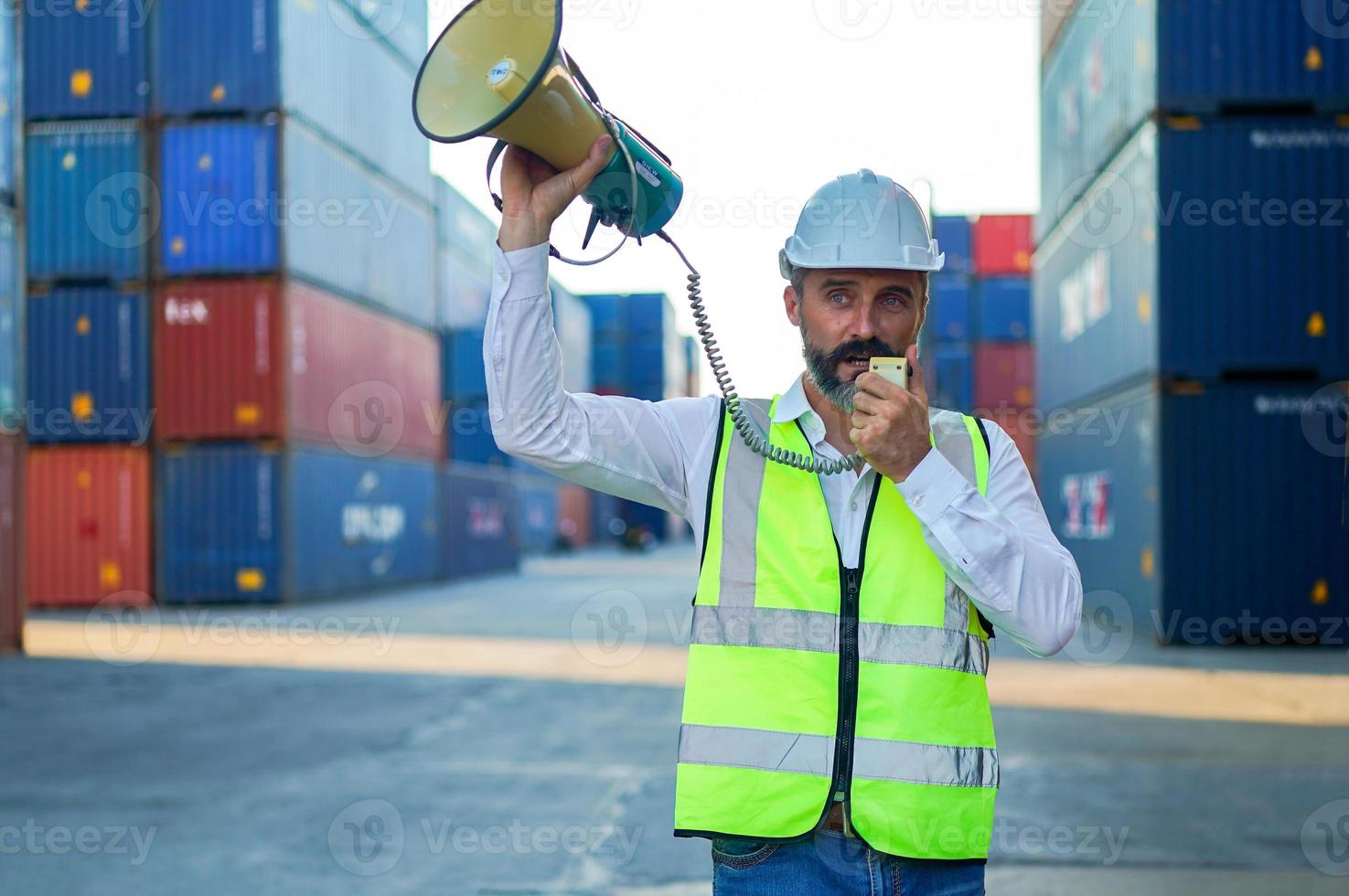 capataz verificando contêineres no terminal, em empresa de logística de negócios de importação e exportação. foto