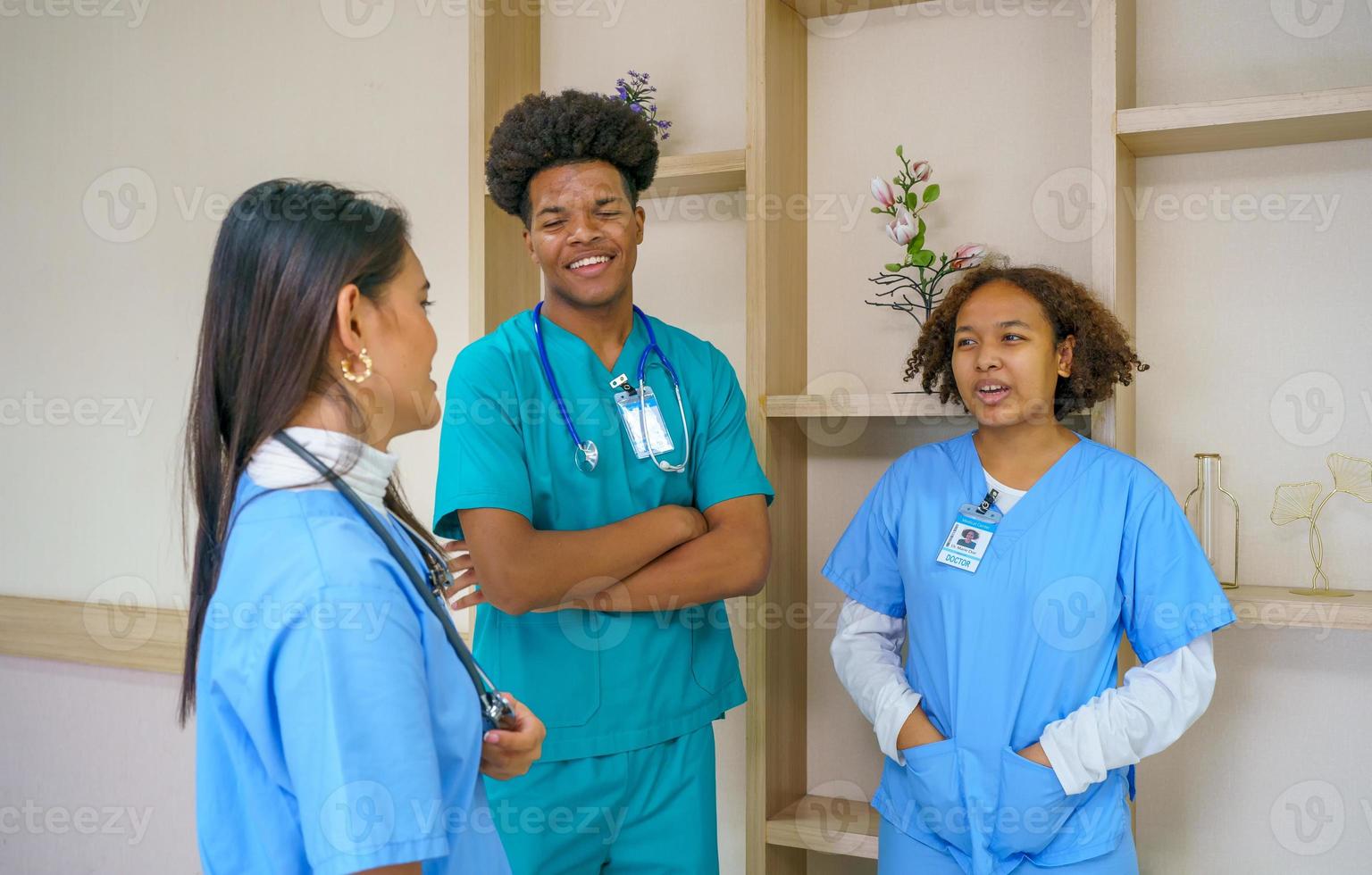 equipe médica internacional. equipe médica hospitalar. reunião de médicos e enfermeiros asiáticos e caucasianos de raça mista. clínica e estetoscópio. foto