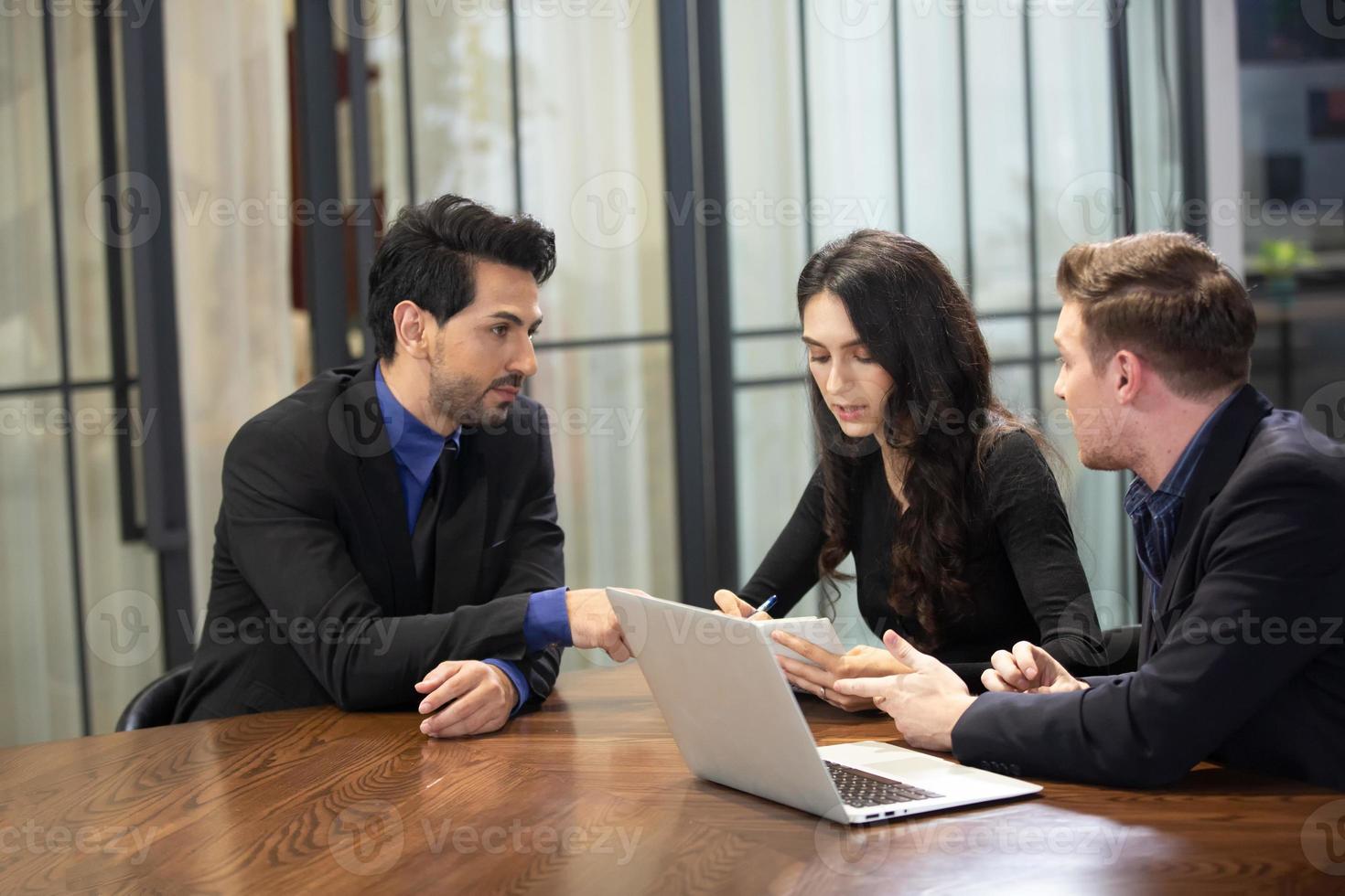 grupo de empresários colaborando no escritório ou empresários multiétnicos em reunião. foto