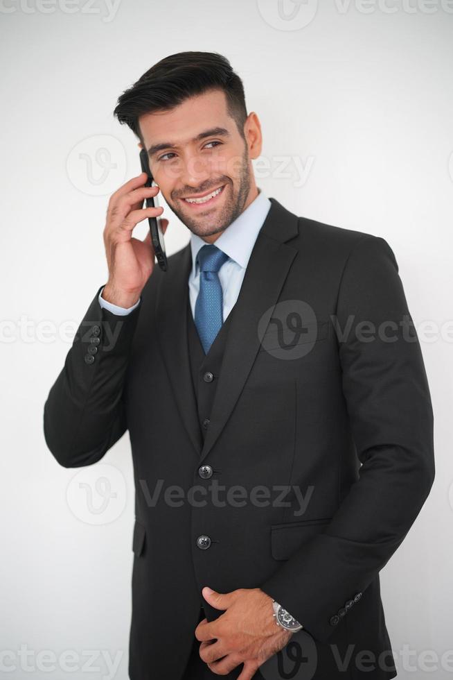 homem bonito caucasiano jovem elegante sobre fundo branco, retrato de estúdio de moda. foto