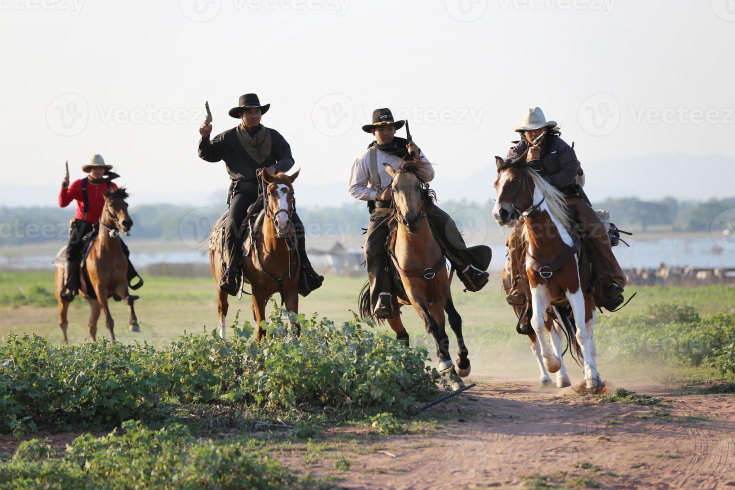 cowboy a cavalo contra um belo pôr do sol, cowboy e cavalo na primeira luz, montanha, rio e estilo de vida com fundo de luz natural foto