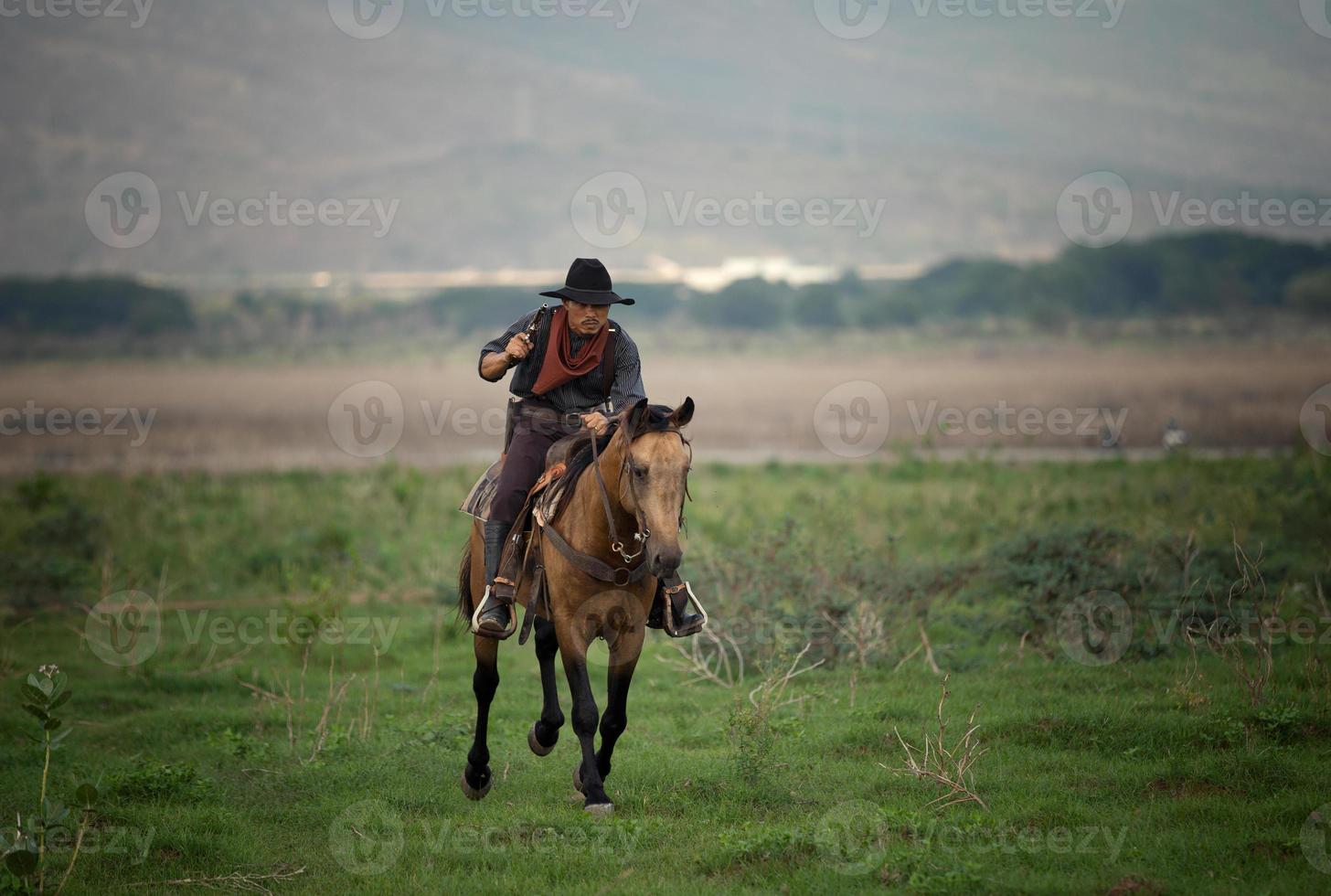 cowboy a cavalo contra um belo pôr do sol, cowboy e cavalo na primeira luz, montanha, rio e estilo de vida com fundo de luz natural foto