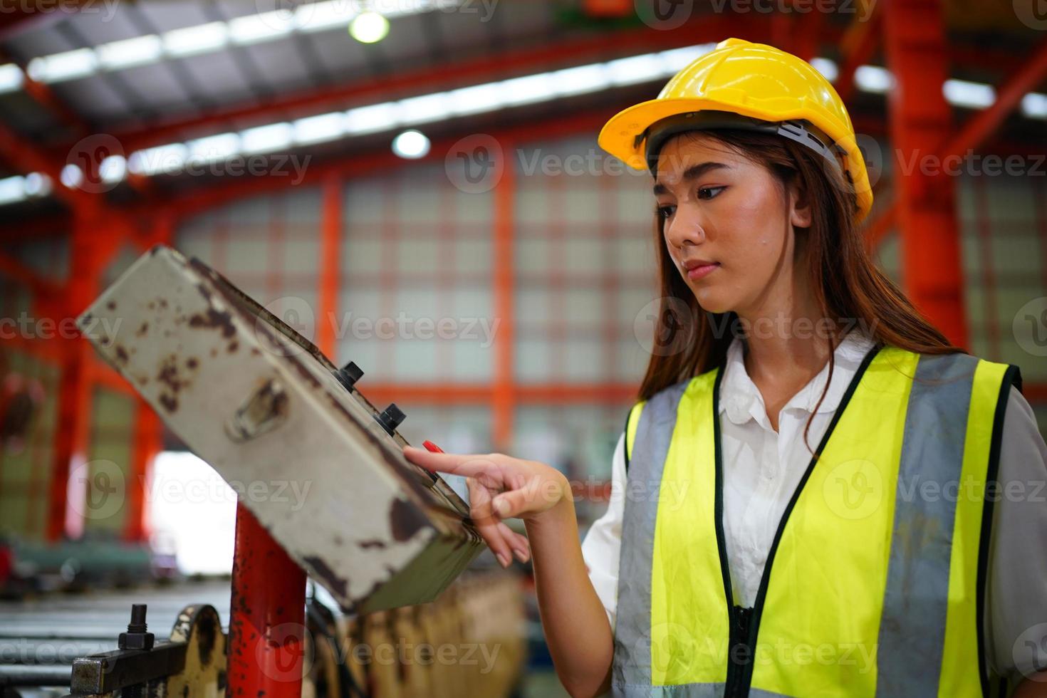 capataz de trabalhadora ou trabalhadora trabalha no local da fábrica, verifique a máquina ou os produtos no local. engenheiro ou técnico verificando material ou máquina na planta. industriais e fabris. foto