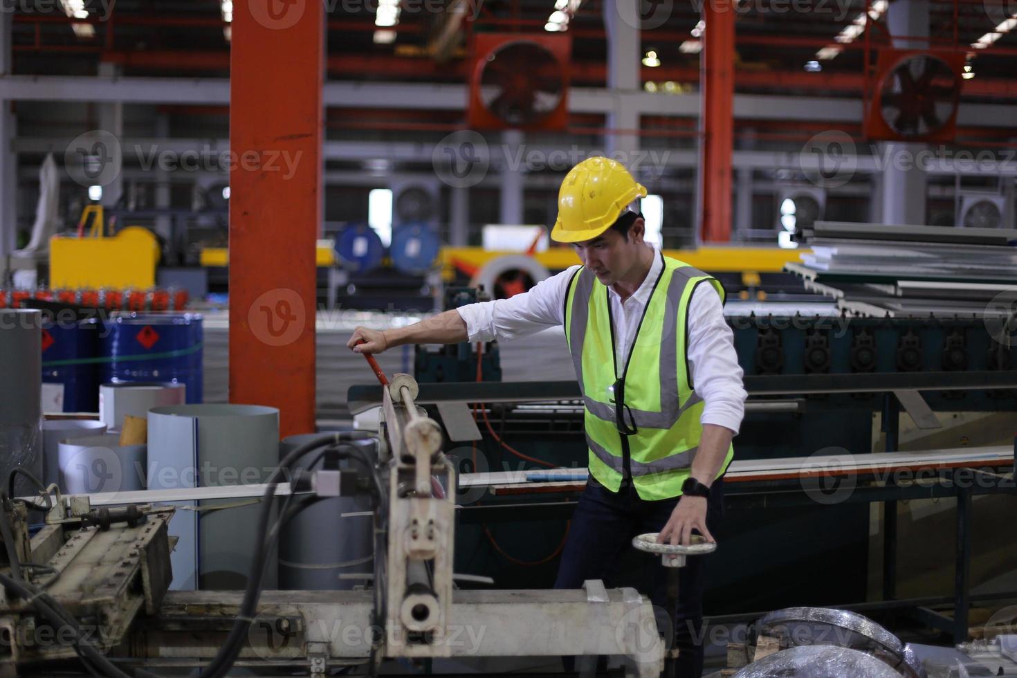 o capataz do trabalhador da indústria ou o trabalho do trabalhador no local da fábrica verificam a máquina ou os produtos no local. engenheiro ou técnico verificando material ou máquina na planta. industriais e fabris. foto