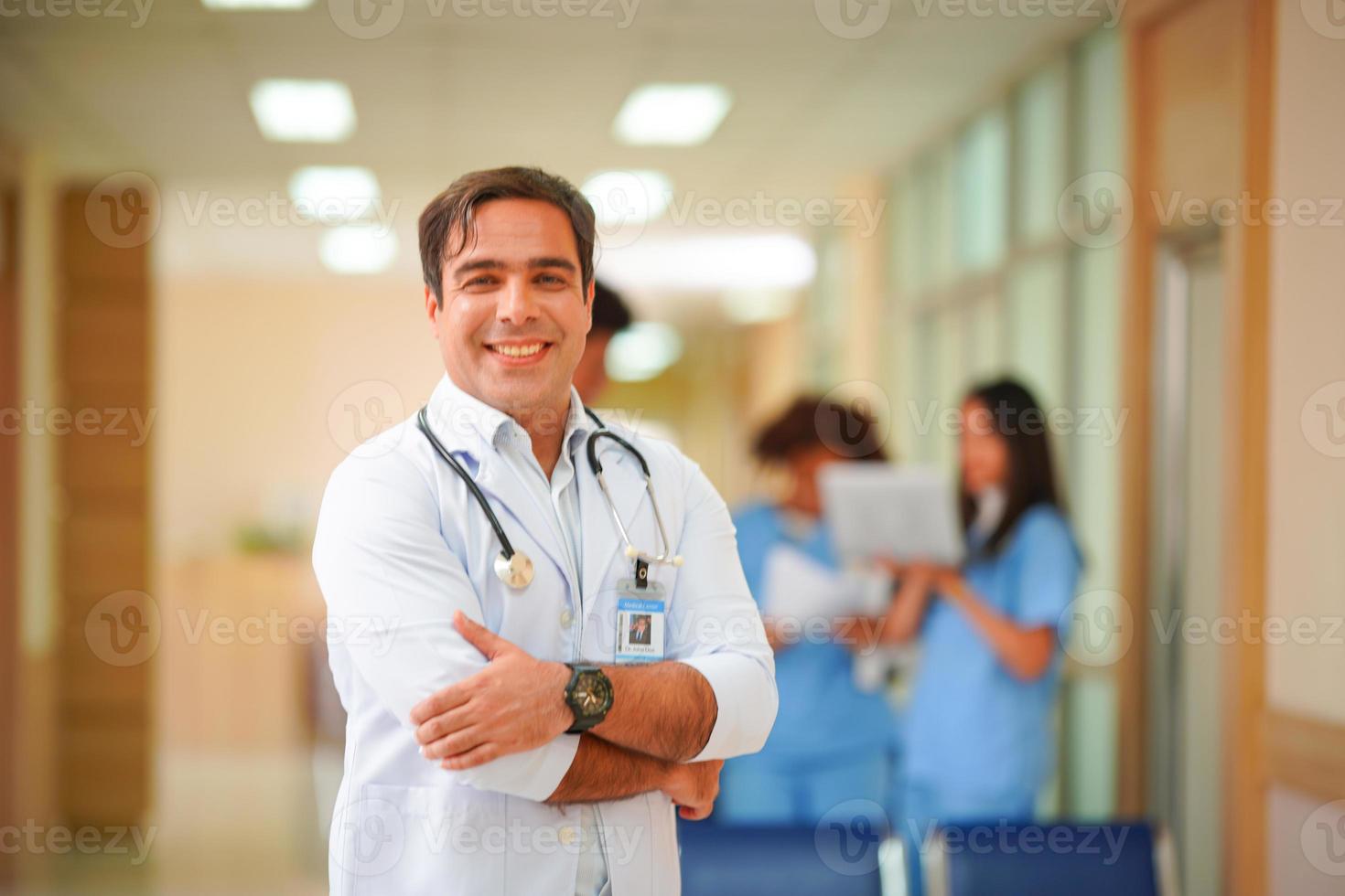 equipe médica internacional. equipe médica hospitalar. reunião de médicos e enfermeiros asiáticos e caucasianos de raça mista. clínica e estetoscópio. foto