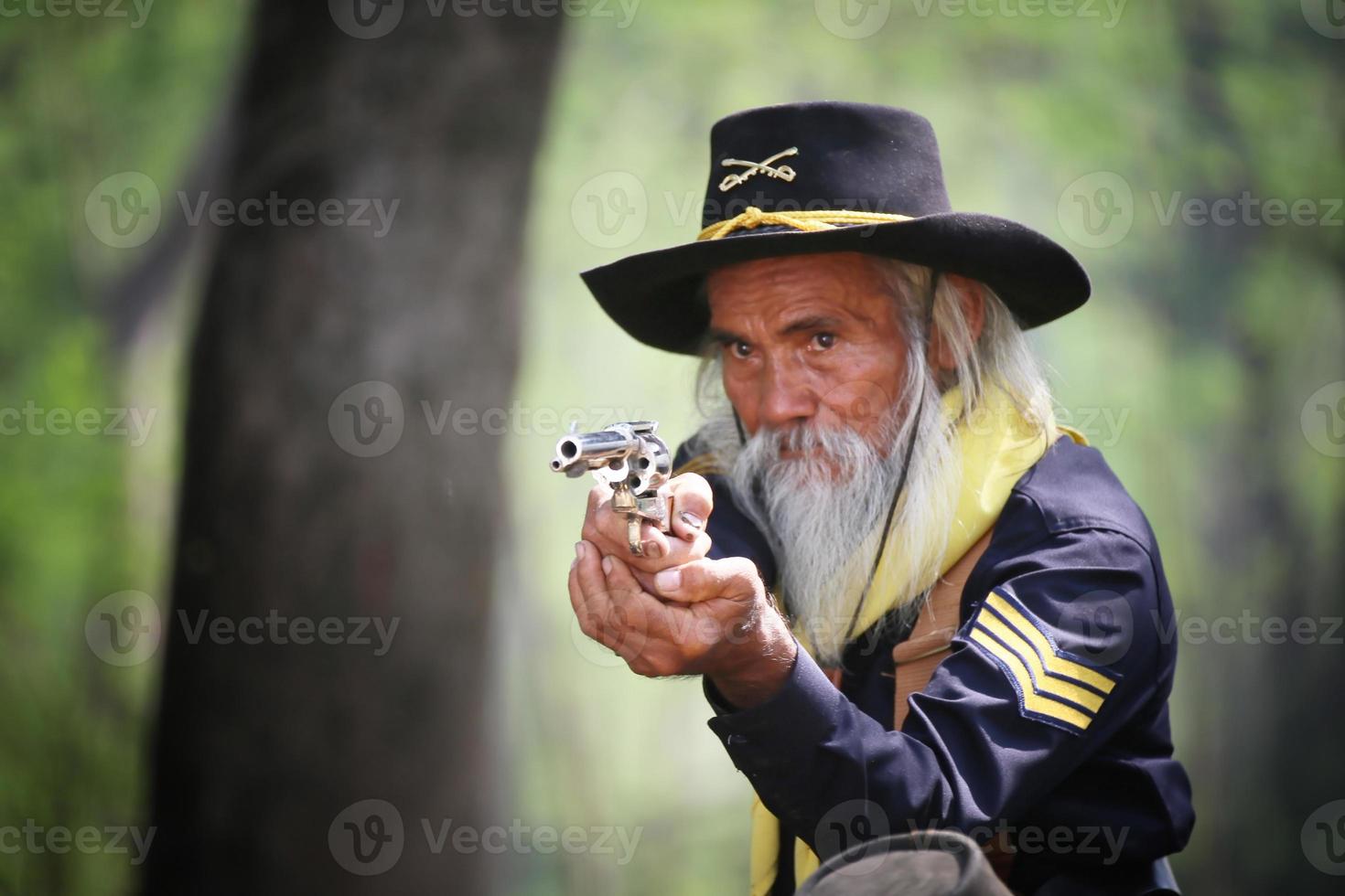 silhueta cowboy a cavalo contra um belo pôr do sol, cowboy e cavalo na primeira luz, montanha, rio e estilo de vida com fundo de luz natural foto