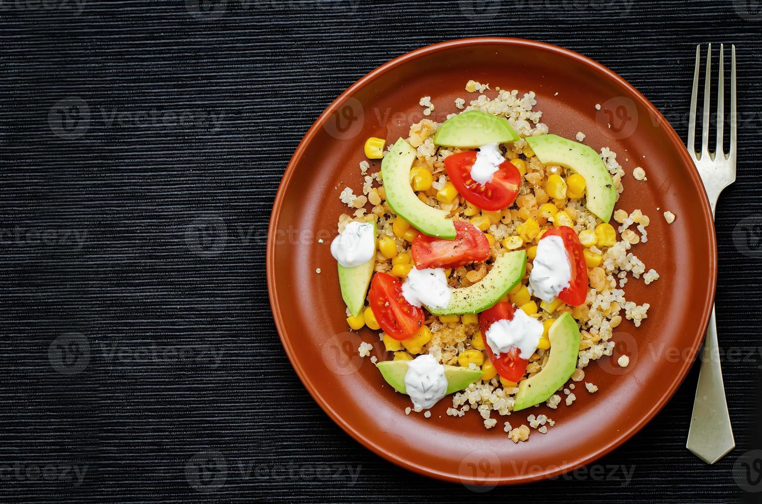 salada com quinoa, lentilhas vermelhas, milho, abacate e tomate foto
