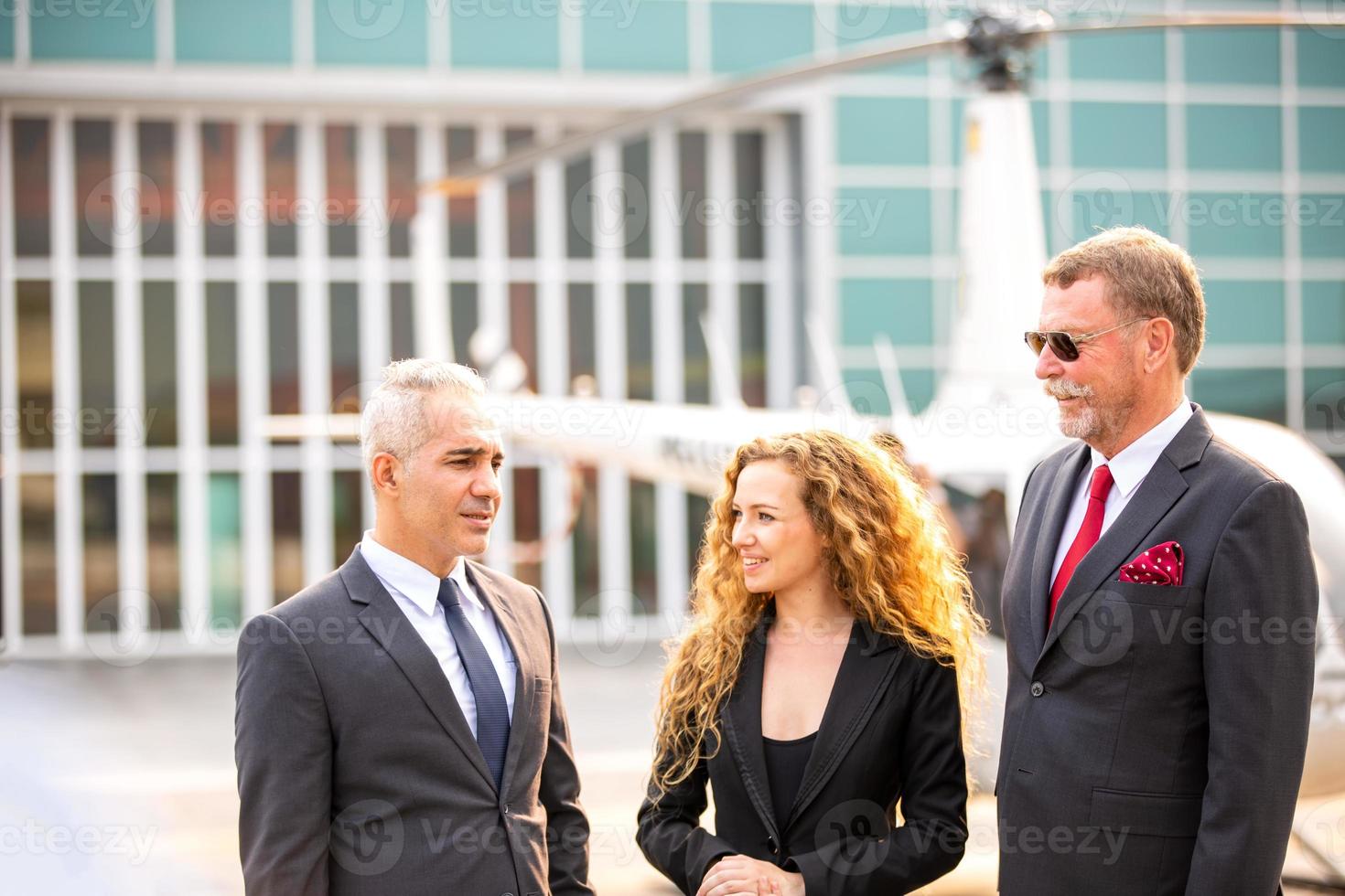 empresários bem sucedidos juntos ampliam mostrando forte relacionamento da comunidade de trabalhadores. uma equipe de empresário e empresária expressando um forte trabalho em equipe de grupo no escritório moderno. foto