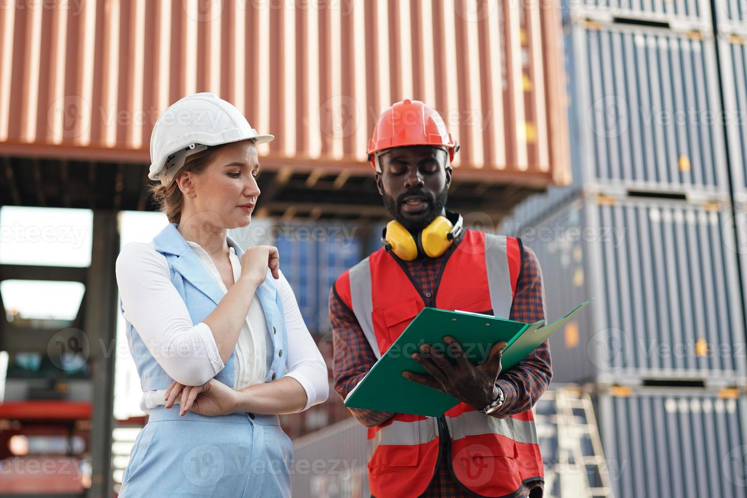 capataz verificando contêineres no terminal, em empresa de logística de negócios de importação e exportação. foto