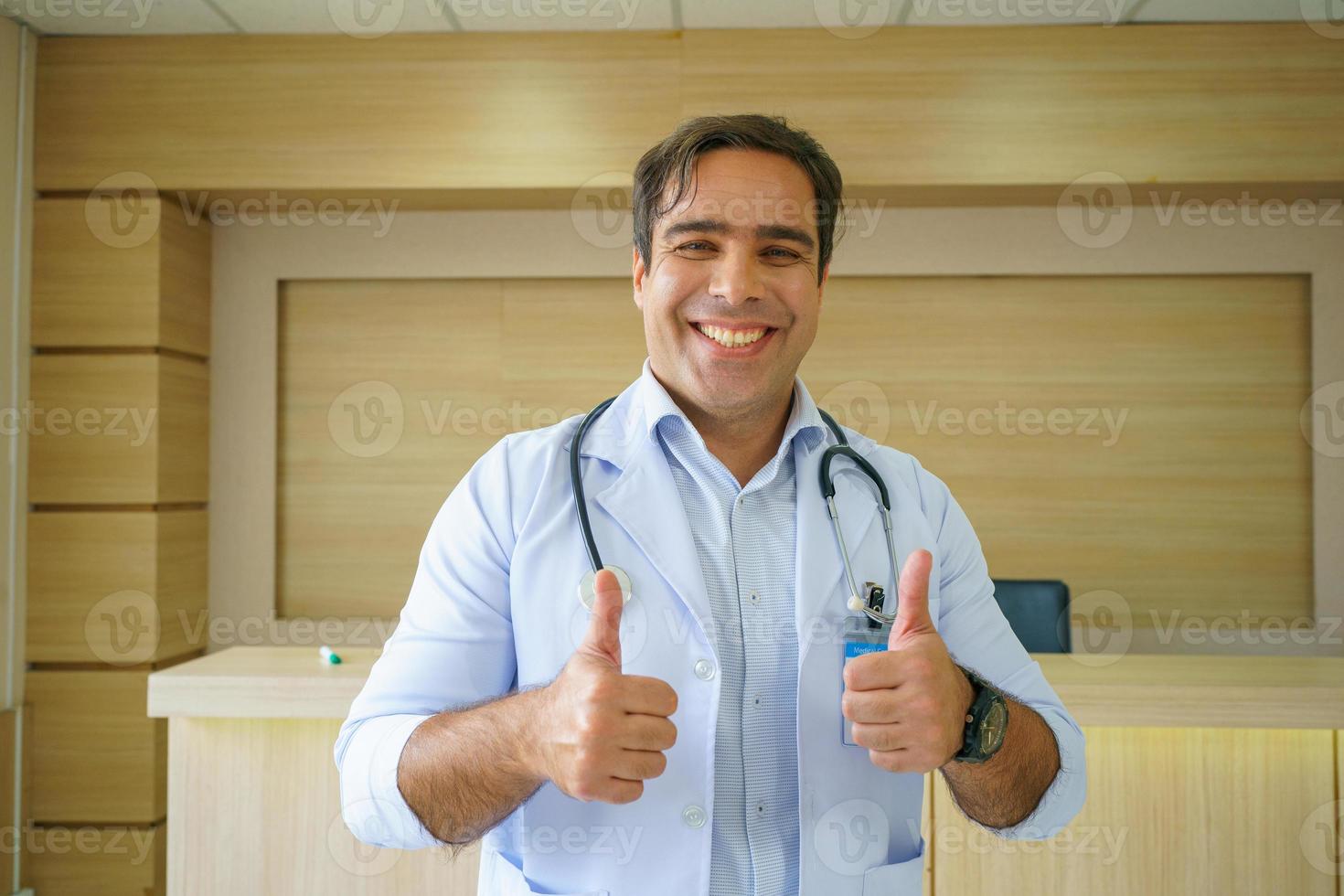 equipe médica internacional. equipe médica hospitalar. reunião de médicos e enfermeiros asiáticos e caucasianos de raça mista. clínica e estetoscópio. foto