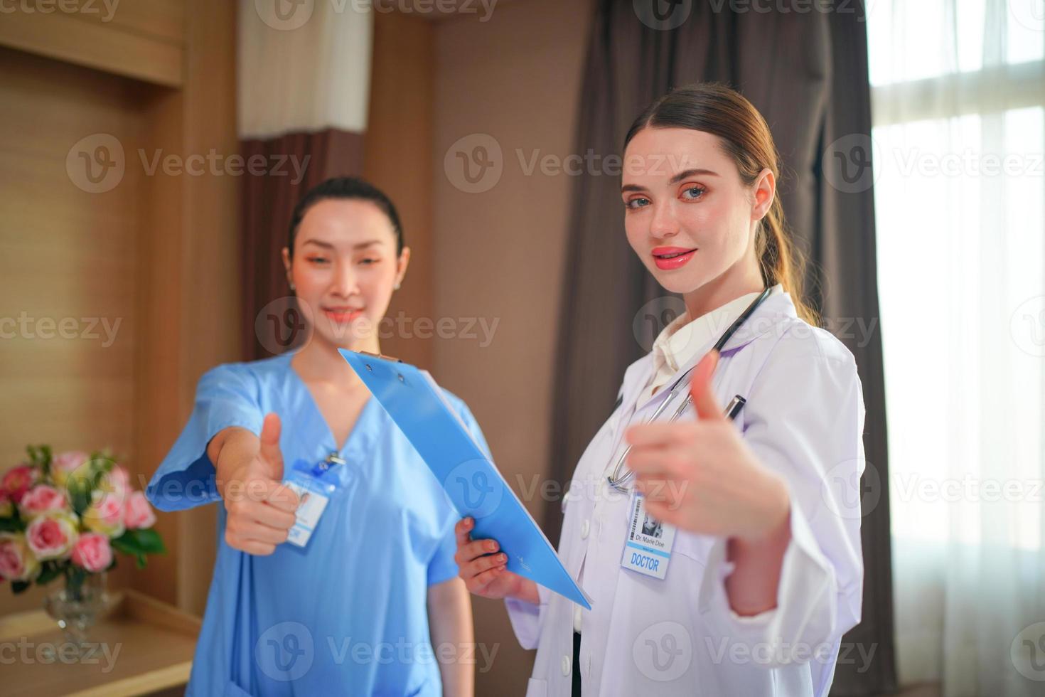 equipe de enfermeira e médico pronta para o dia de trabalho foto