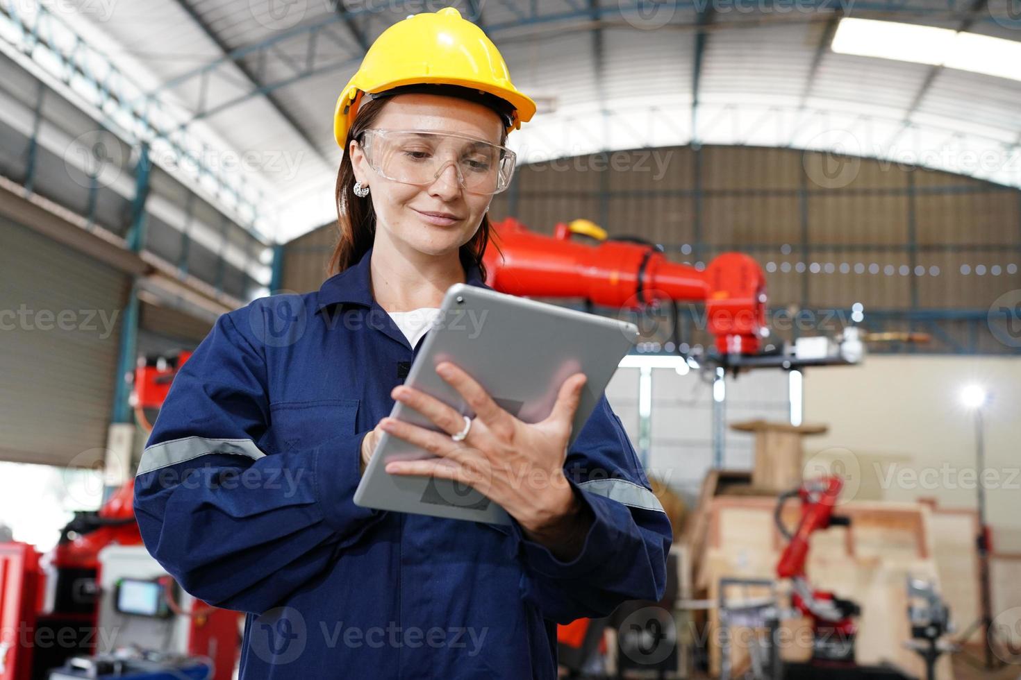 empoderamento feminino, trabalhadora da indústria ou engenheira que trabalha em uma fábrica de manufatura industrial. foto