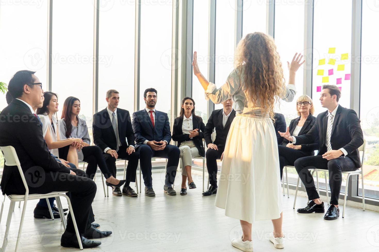 orador dando apresentação no salão. auditório ou sala de conferências. vista traseira de participantes não reconhecidos na audiência. evento de conferência científica, treinamento foto