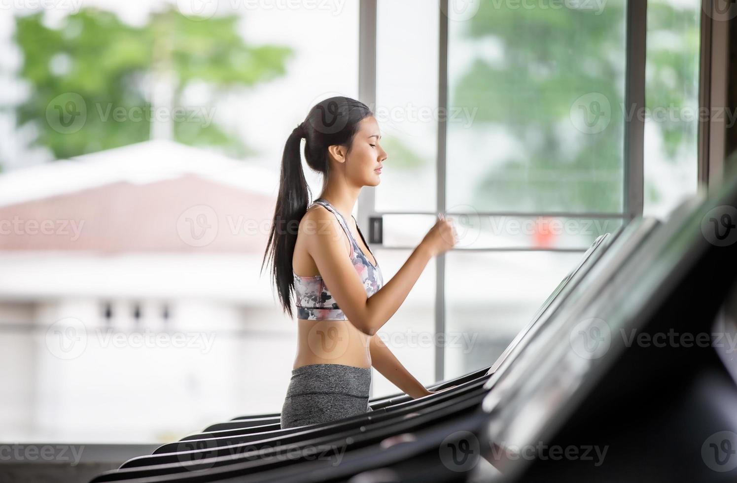 treino de jovem mulher asiática e exercício no ginásio de fitness. foto