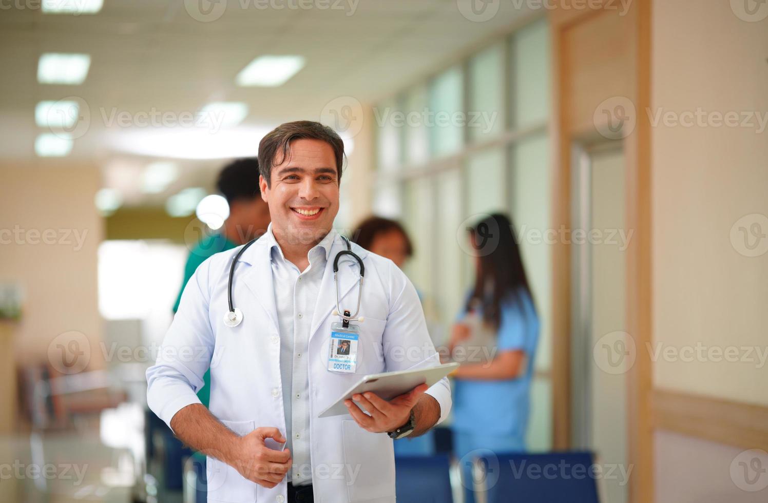 equipe médica internacional. equipe médica hospitalar. reunião de médicos e enfermeiros asiáticos e caucasianos de raça mista. clínica e estetoscópio. foto