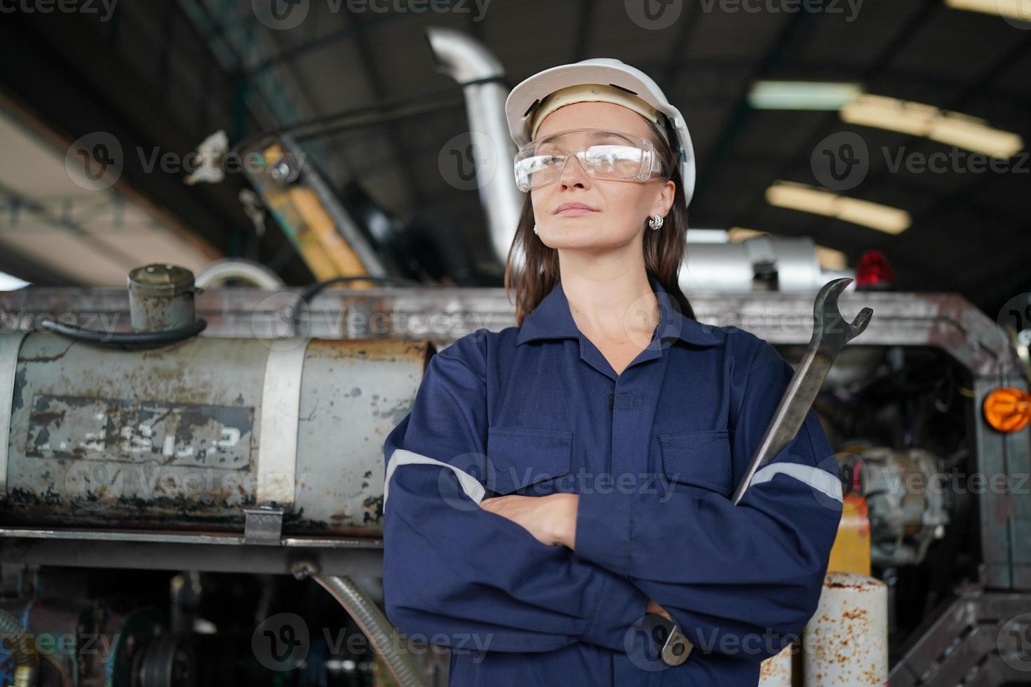 empoderamento feminino, trabalhadora da indústria ou engenheira que trabalha em uma fábrica de manufatura industrial. foto