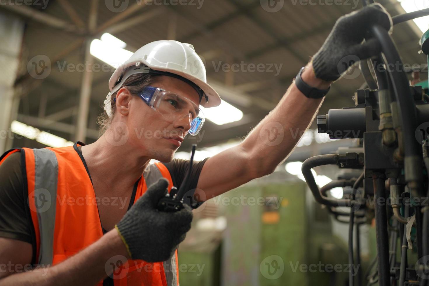 engenheiros de manutenção está trabalhando na frente do reparo automatizado de máquinas cnc em uma lista de verificação de manutenção na linha de produção. foto