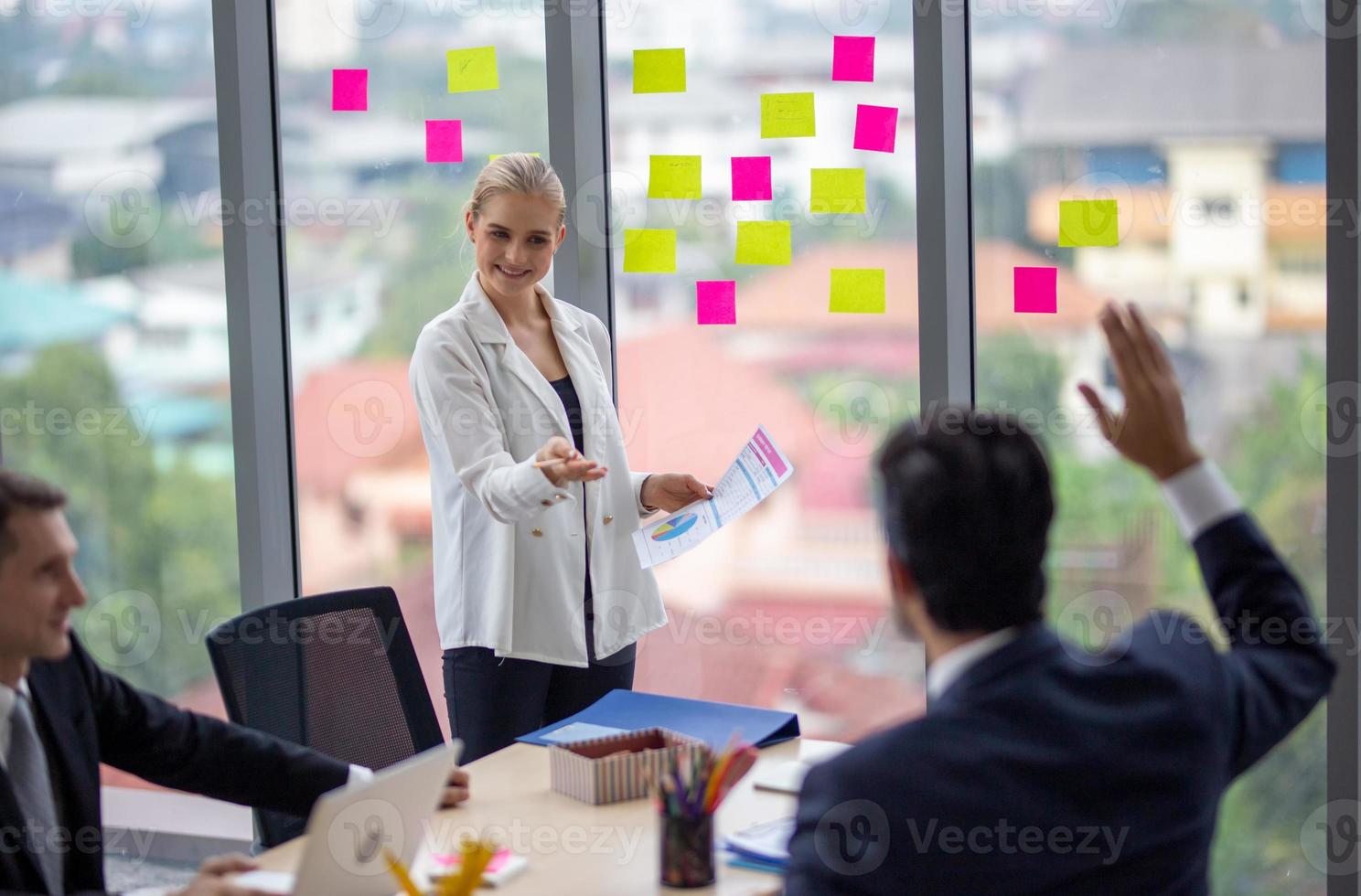 reunião de pessoas de negócios no escritório foto