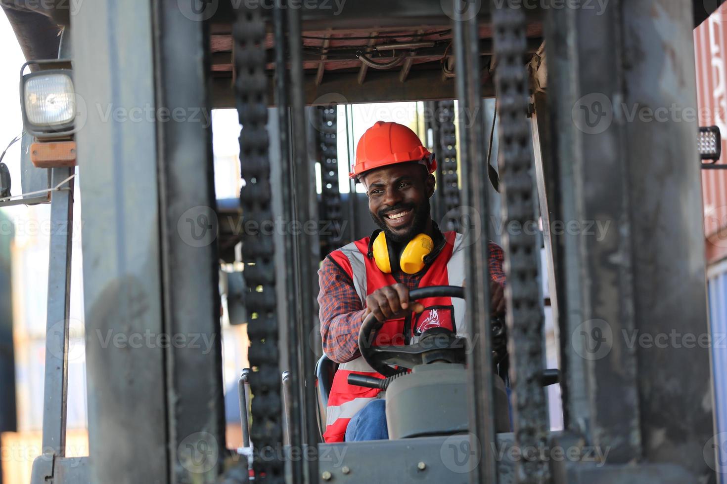 controle de capataz caixa de contêineres de carga do navio de carga para exportação de importação. foto