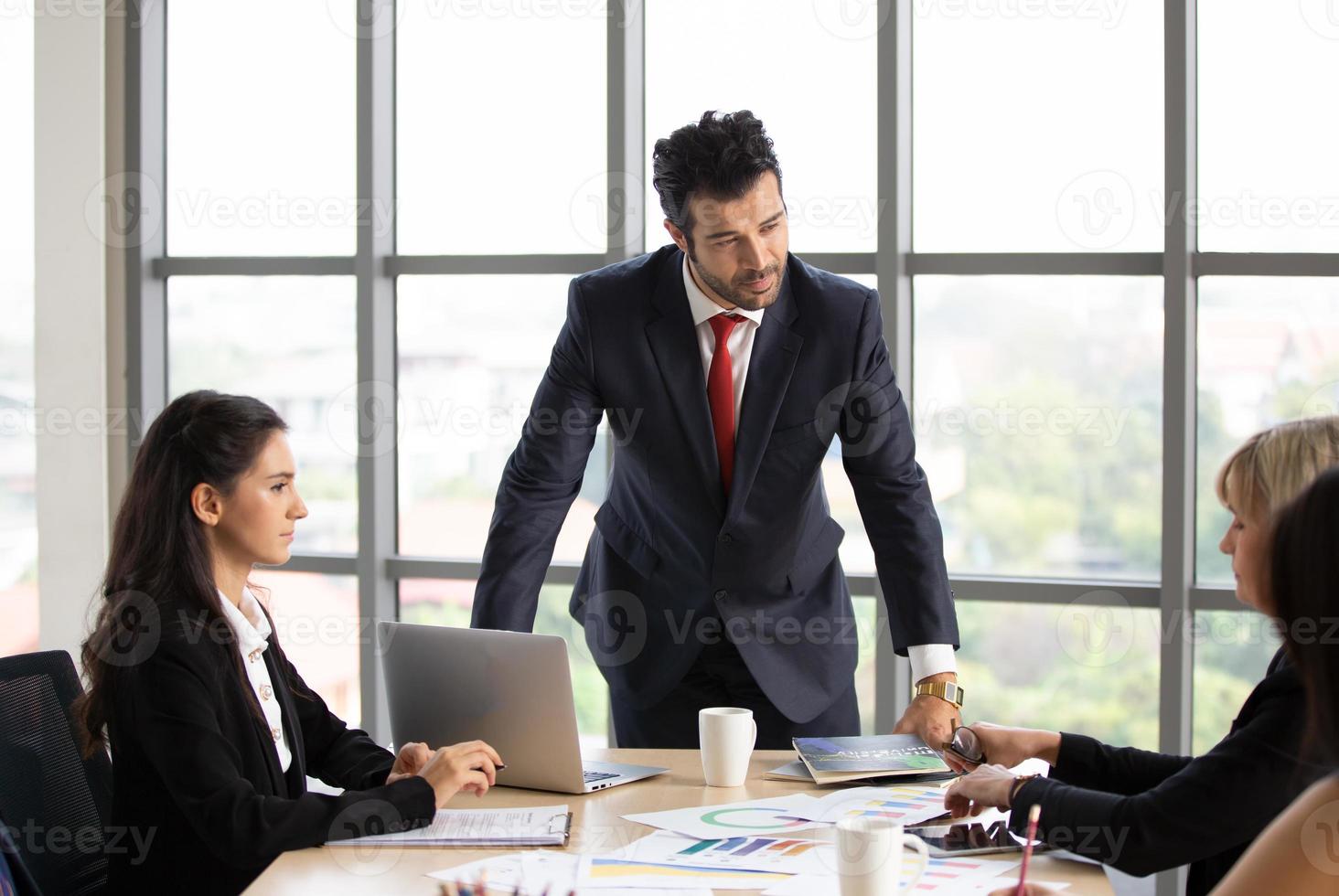 grupo diversificado multiétnico de colegas de trabalho em discussão de reunião de equipe foto