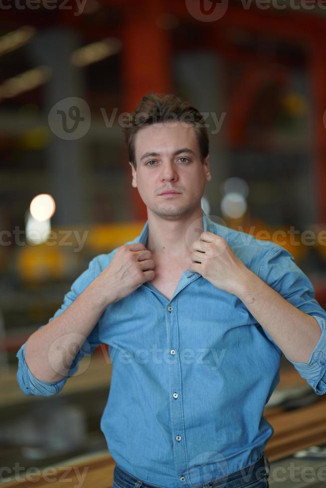 elegante jovem bonito caucasiano no retrato de moda estilo casual. foto