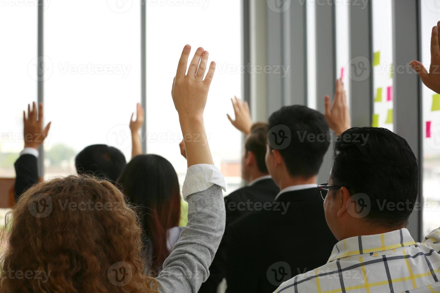 orador dando apresentação no salão. auditório ou sala de conferências. vista traseira de participantes não reconhecidos na audiência. evento de conferência científica, treinamento foto