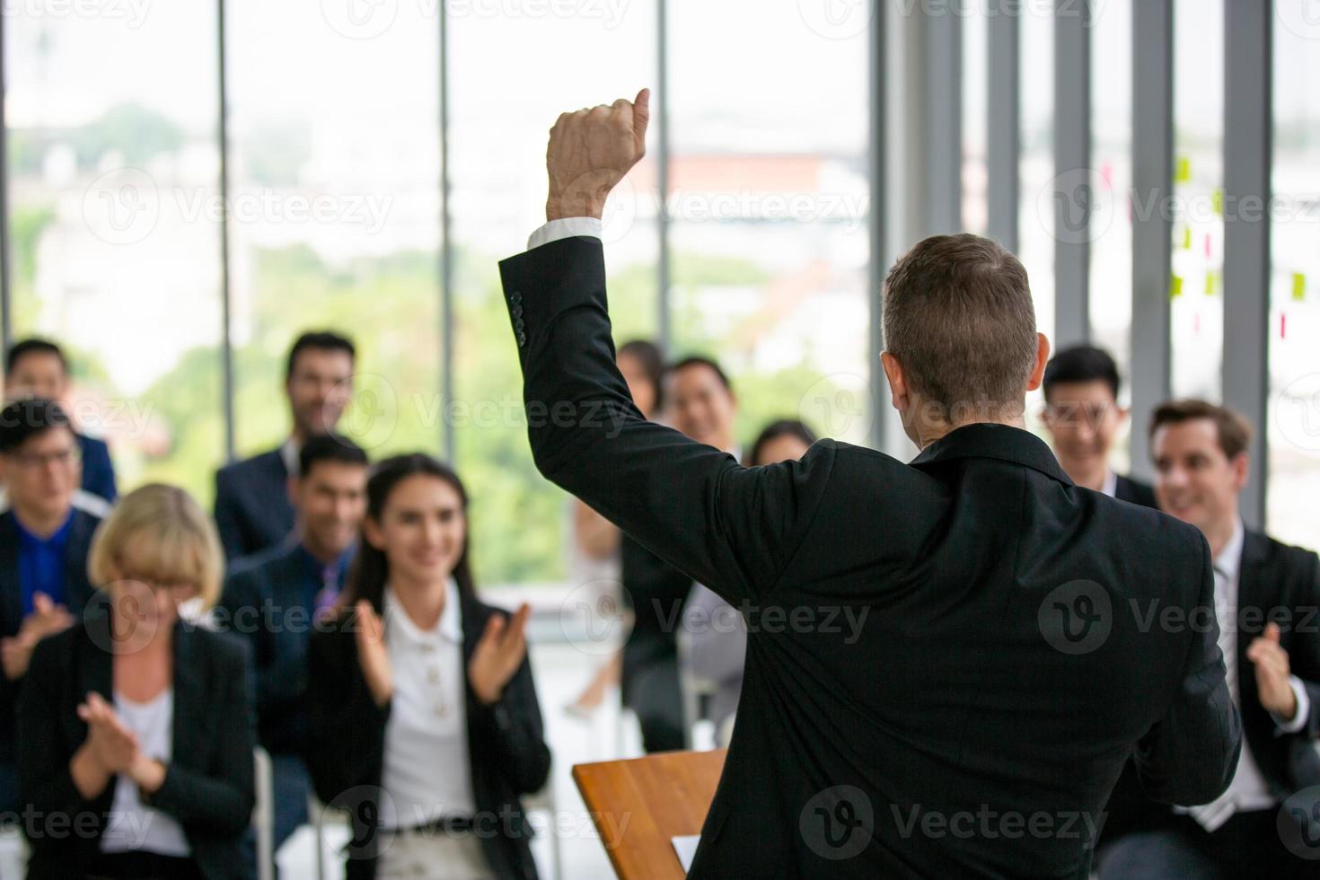 grupo de pessoas ouvindo profissional de negócios experiente, ajudando-os a elaborar uma nova estratégia corporativa. foto