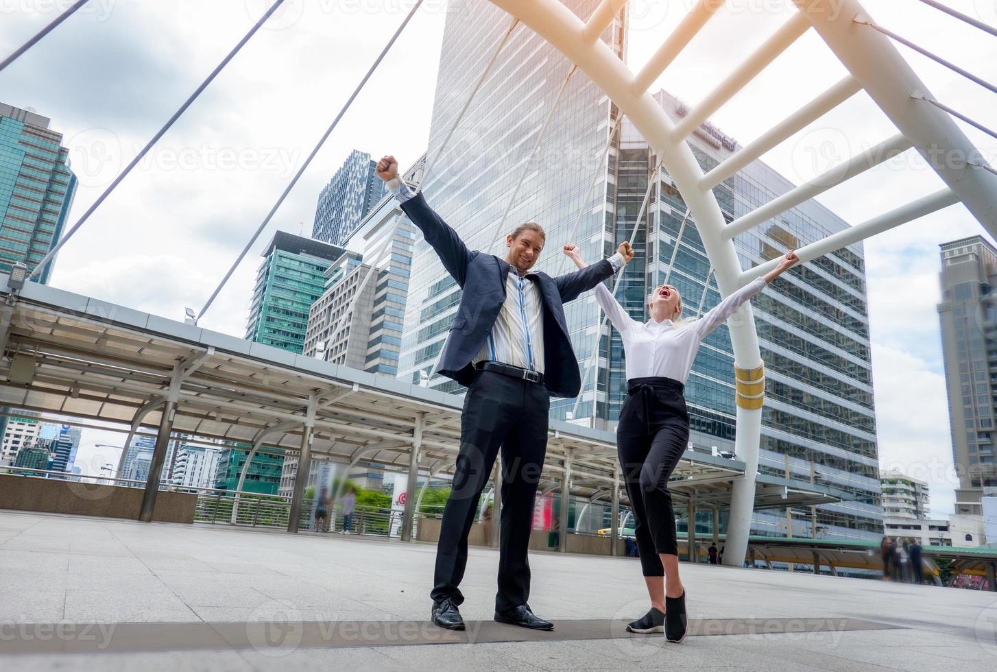 empresários bem sucedidos juntos ampliam mostrando forte relacionamento da comunidade de trabalhadores. uma equipe de empresário e empresária expressando um forte trabalho em equipe de grupo no escritório moderno. foto