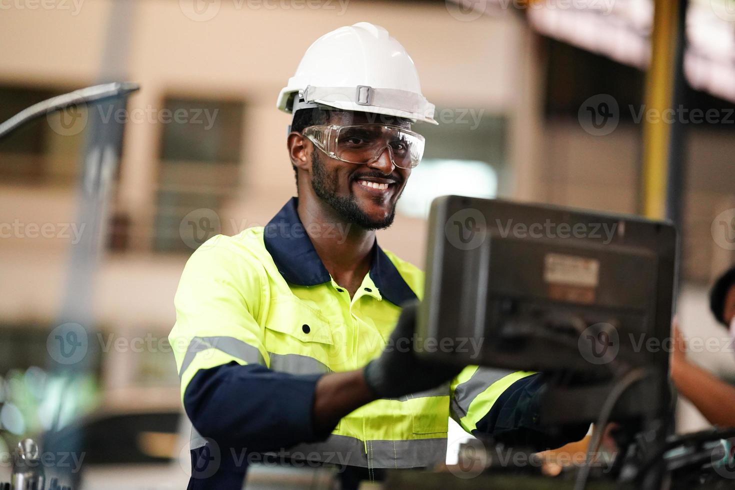 qualidade de habilidades do trabalhador de engenheiro de homens profissionais, manutenção, operário de fábrica da indústria de treinamento, oficina de armazém para operadores de fábrica, produção de equipe de engenharia mecânica. foto