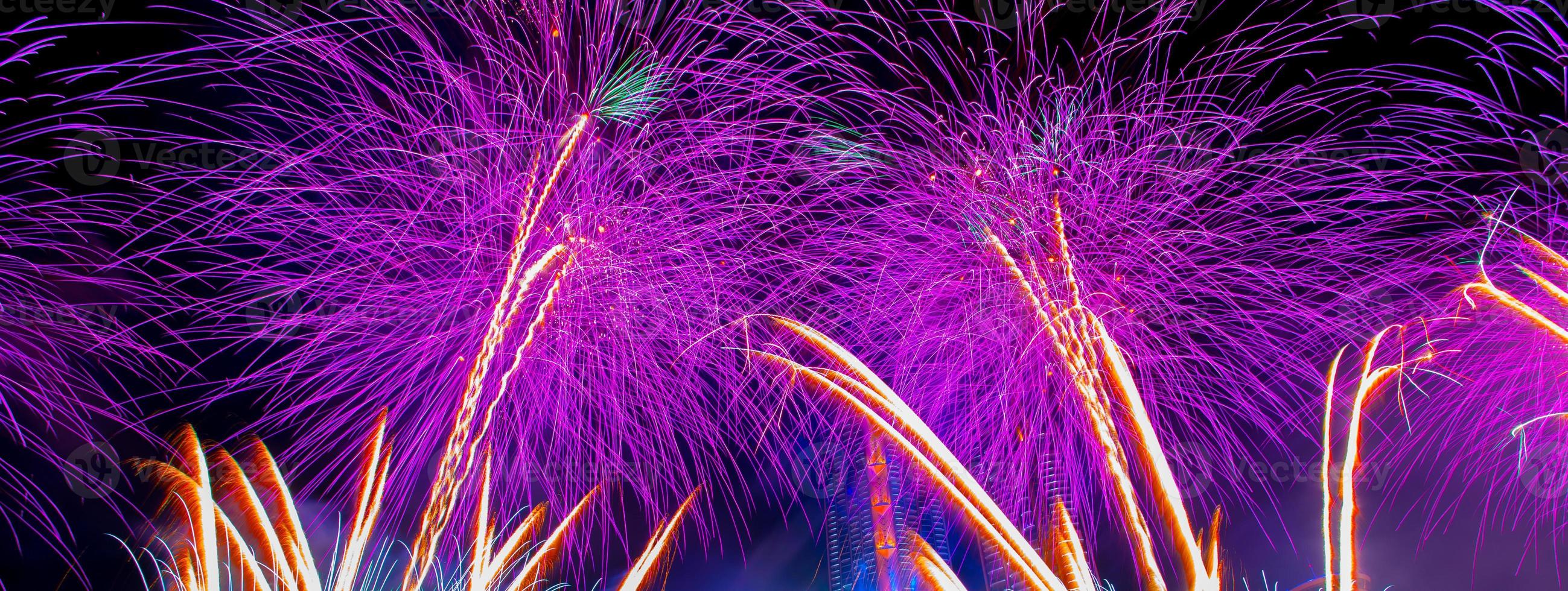 fogos de artifício coloridos em comemorar o ano novo no rio chao phraya em bangkok, tailândia. foto