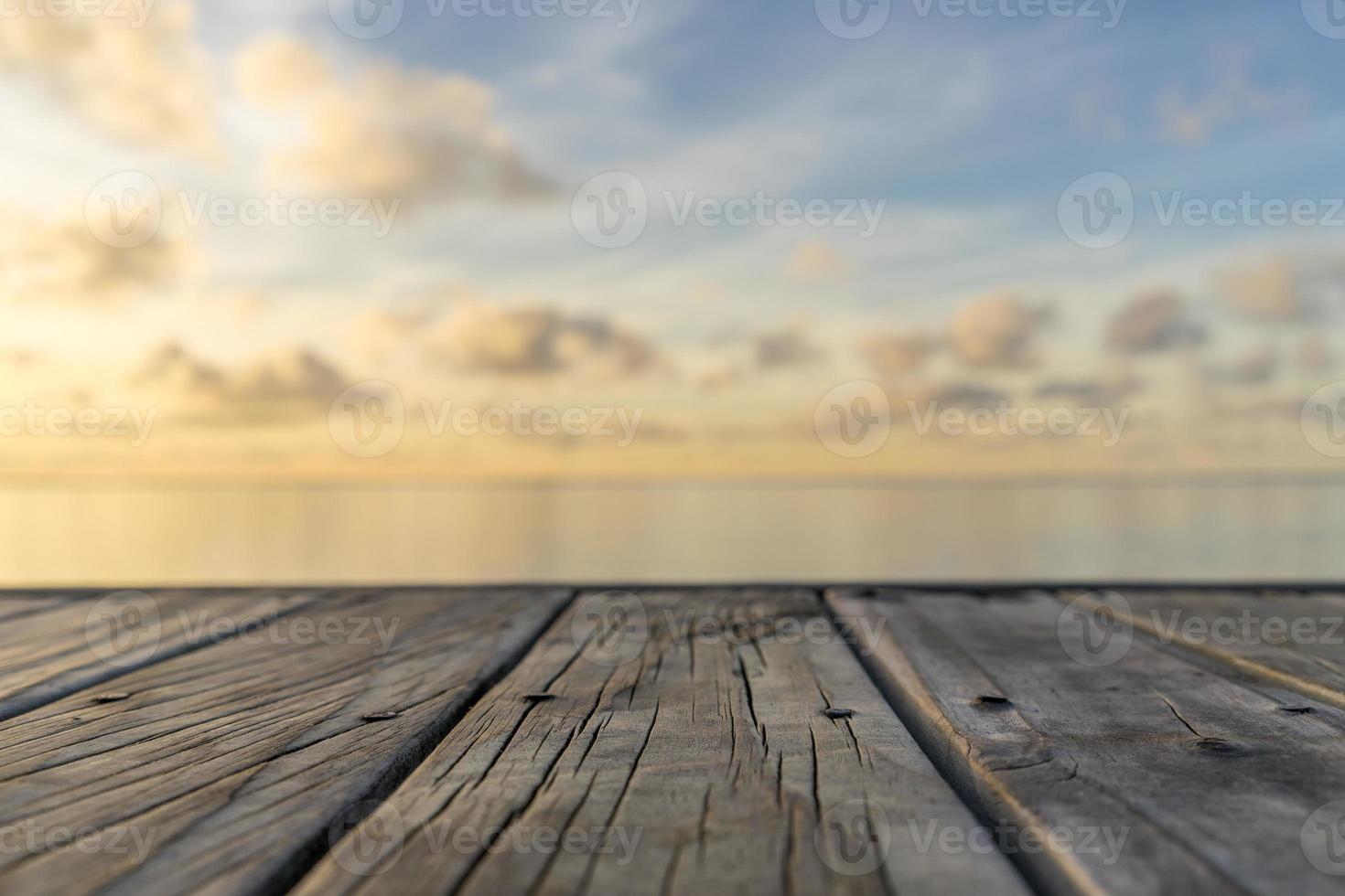 piso de madeira com vista do mar foto